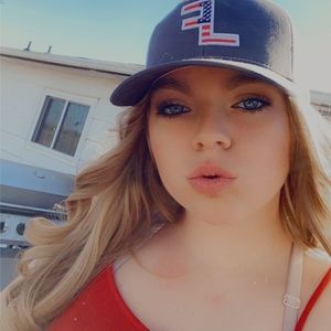 Meet your Posher, Larissa